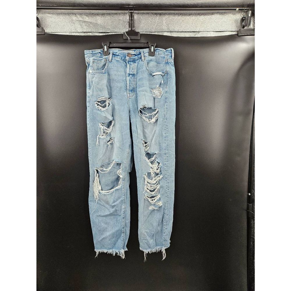 ✨American Eagle Mom jean Distressed Womens  Light Wash Size 14✨